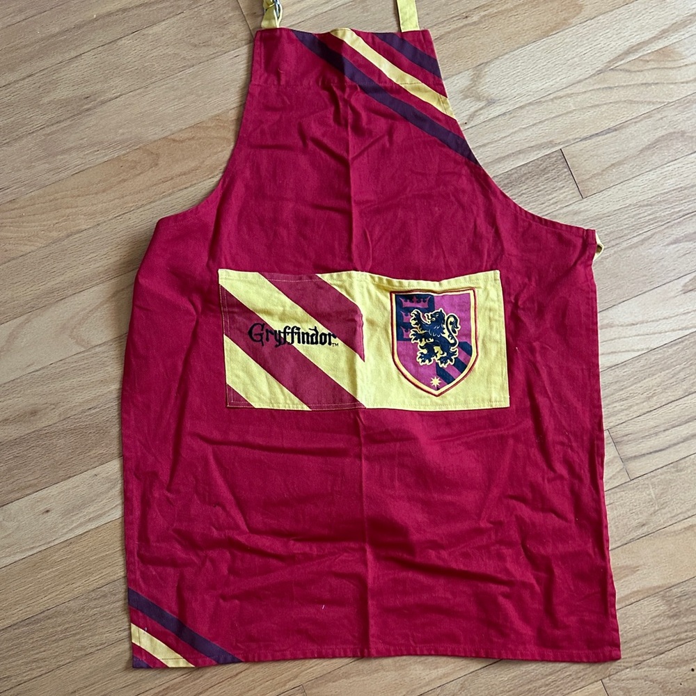 Williams Sonoma Harry Potter Gryffindor Red and Yellow Apron